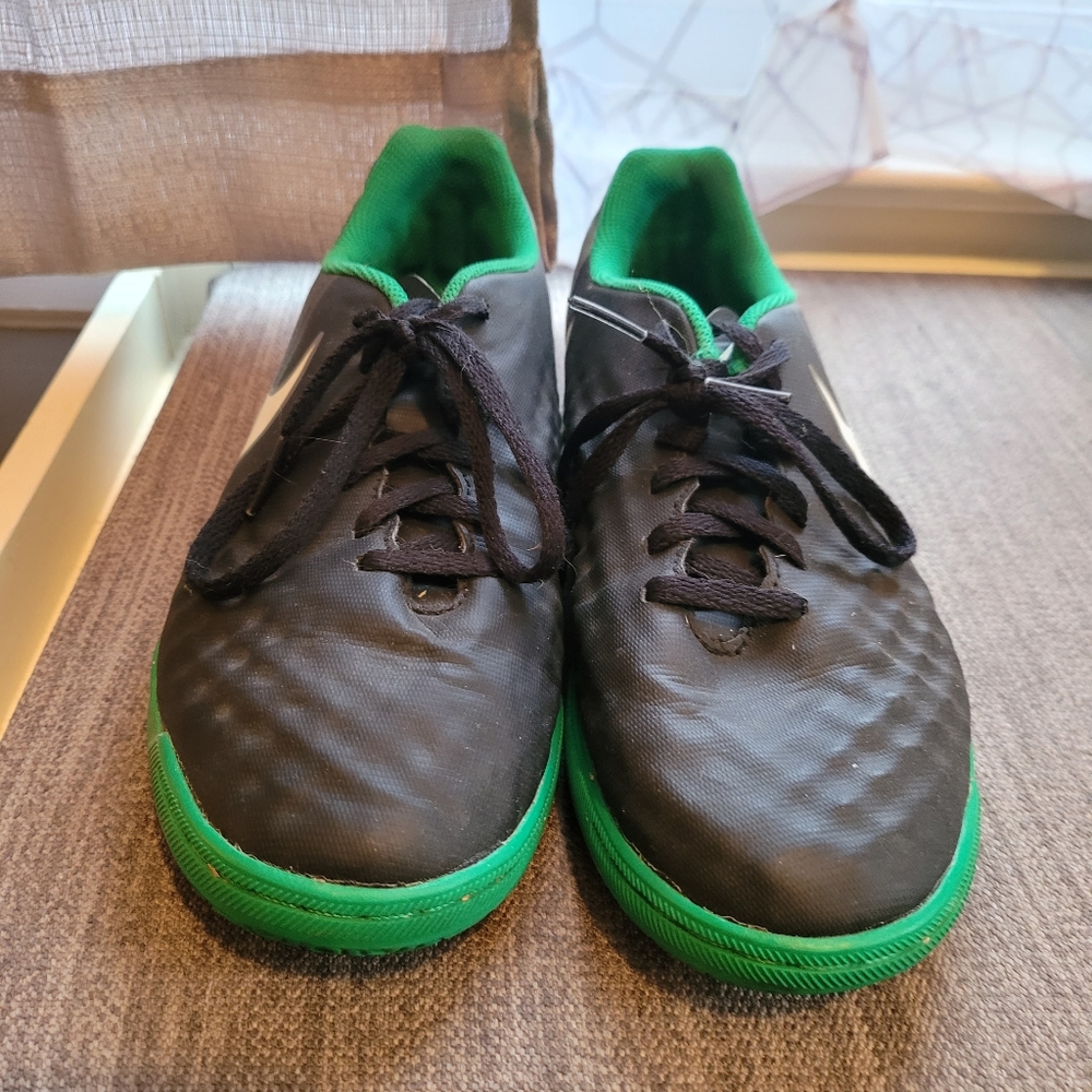 Nike Magistax indoor soccer shoes (Unisex)